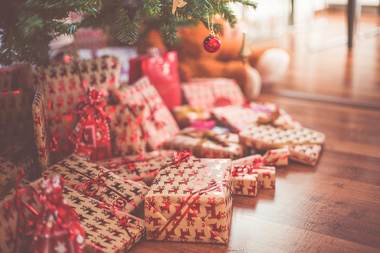 Header christmas presents uder tree free
